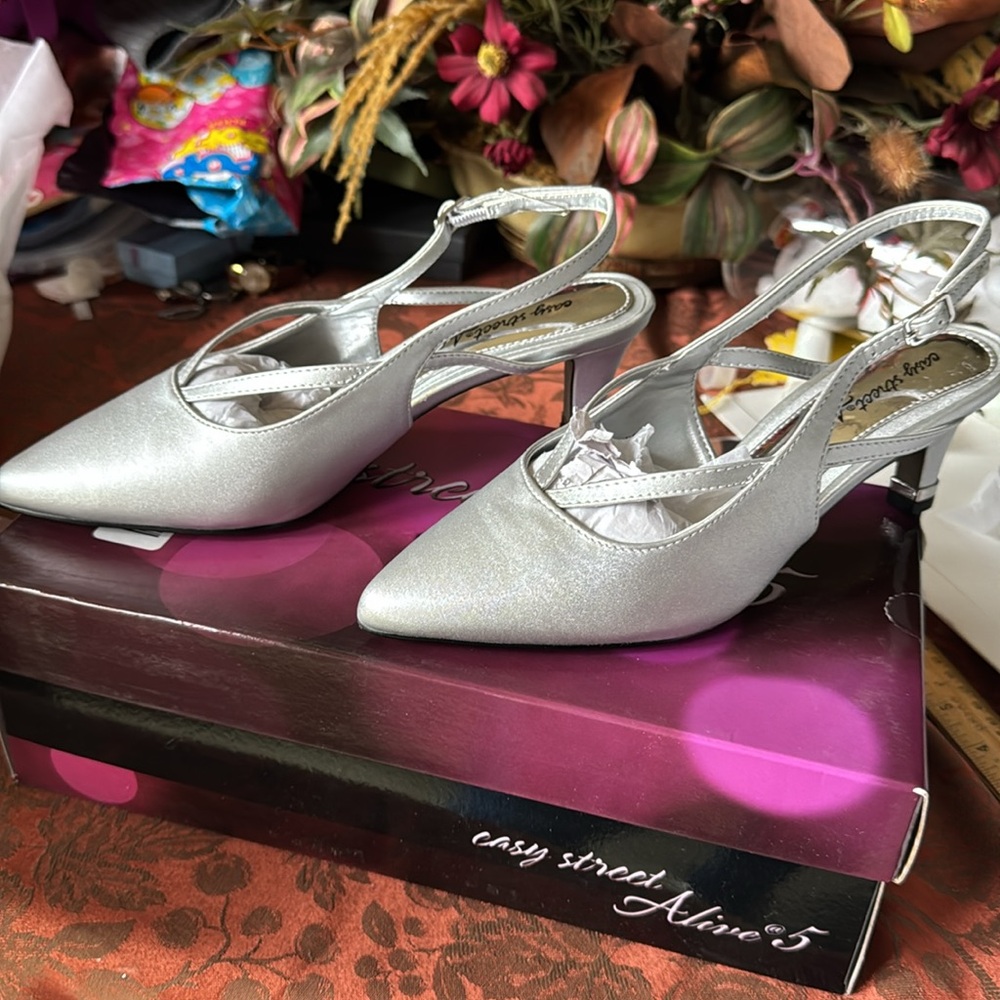 Elegant Silver Women's Slingback Shoes Never Worn Size 6W - Picture 3 of 12